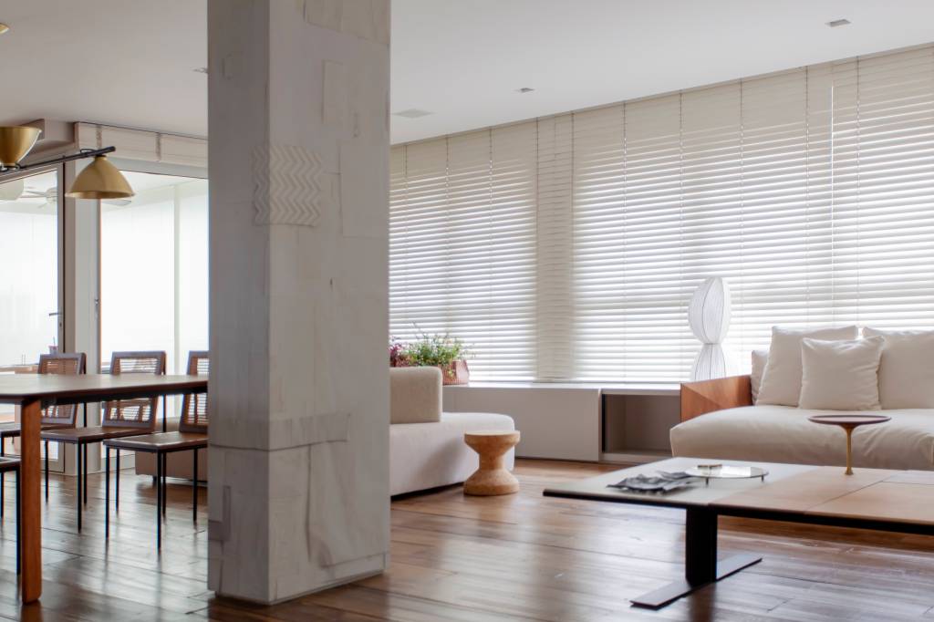 apartamento-450-m2-estilo-minimalista-decor-em-tons-suaves-estudio-glik-credito-luciana-napcham-sala (20) Apartamento 450 m2 estilo minimalista décor tons suaves Estúdio Glik de Interiores sala estar sofa pilar mesa cortina