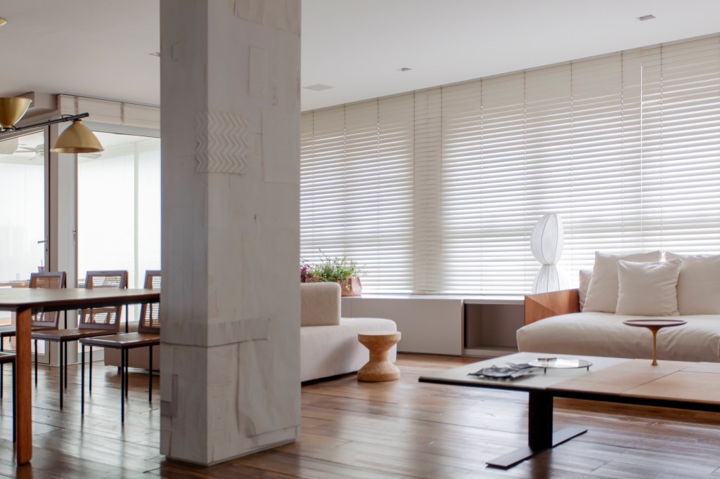 Apartamento 450 m2 estilo minimalista décor tons suaves Estúdio Glik de Interiores sala estar sofa pilar mesa cortina