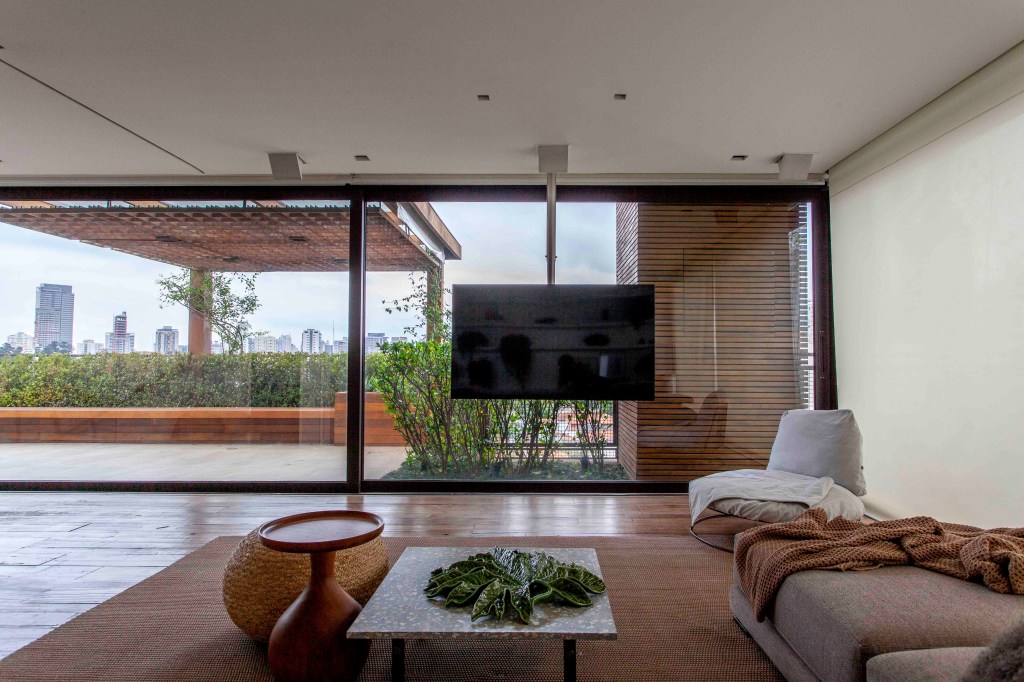 Apartamento 450 m2 estilo minimalista décor tons suaves Estúdio Glik de Interiores sala estar sofa tv jardim mesa