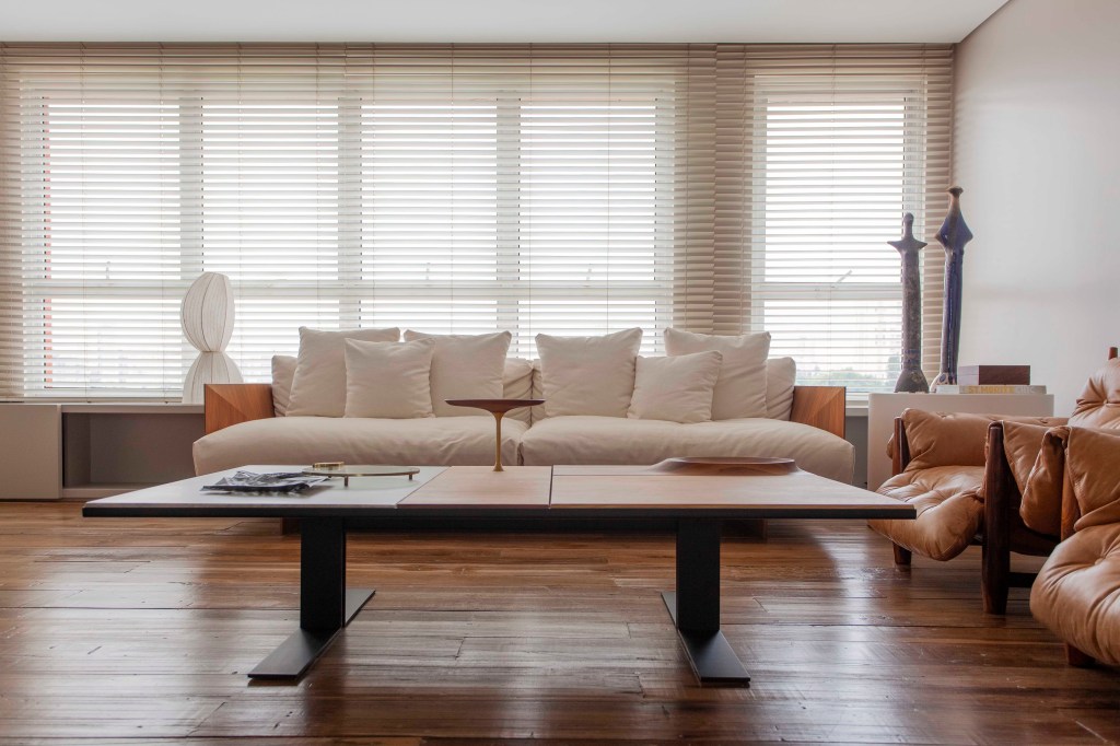 Apartamento 450 m2 estilo minimalista décor tons suaves Estúdio Glik de Interiores sala estar sofa poltrona mesa cortina