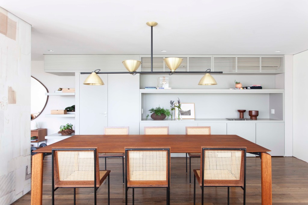 Apartamento 450 m2 estilo minimalista décor tons suaves Estúdio Glik de Interiores sala jantar mesa cadeira luminaria estante espelho
