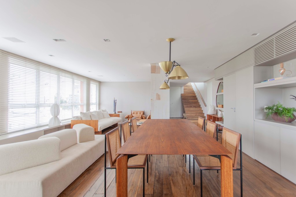 Apartamento 450 m2 estilo minimalista décor tons suaves Estúdio Glik de Interiores sala jantar mesa cadeira escada madeira sofa
