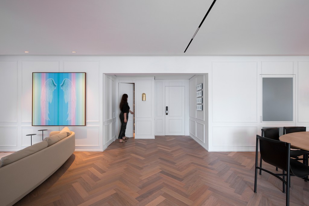 Apartamento ar parisiense movimento minimalista estilo nova-iorquino. Gabriela Casagrande sala estar boiserie mesa quadro hall sofa