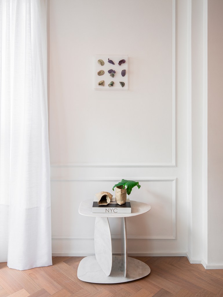 Apartamento ar parisiense movimento minimalista estilo nova-iorquino. Gabriela Casagrande sala estar boiserie mesa quadro