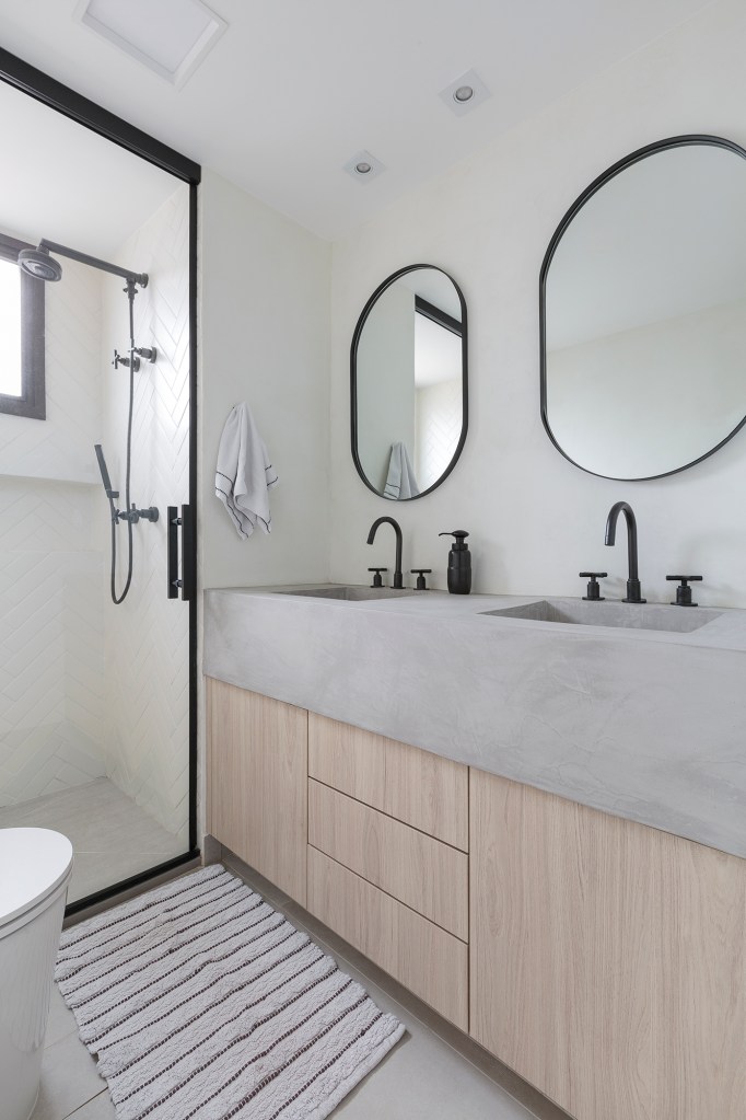 Apê 218 m² décor preto branco amplitude Studio Moby Dick banheiro espelho cinza