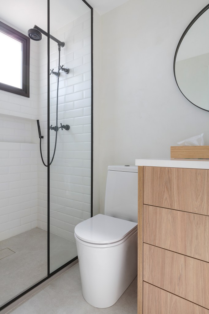 Apê 218 m² décor preto branco amplitude Studio Moby Dick banheiro serralheria subway tiles