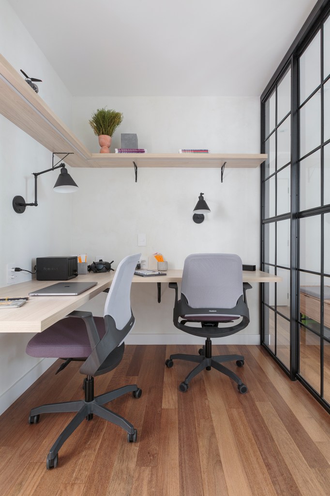 Apê 218 m² décor preto branco amplitude Studio Moby Dick escritorio home office mesa cadeira serralheria