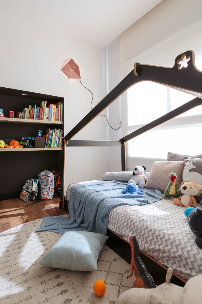 Apê 218 m² décor preto branco amplitude Studio Moby Dick quarto montessoriano criança cama infantil