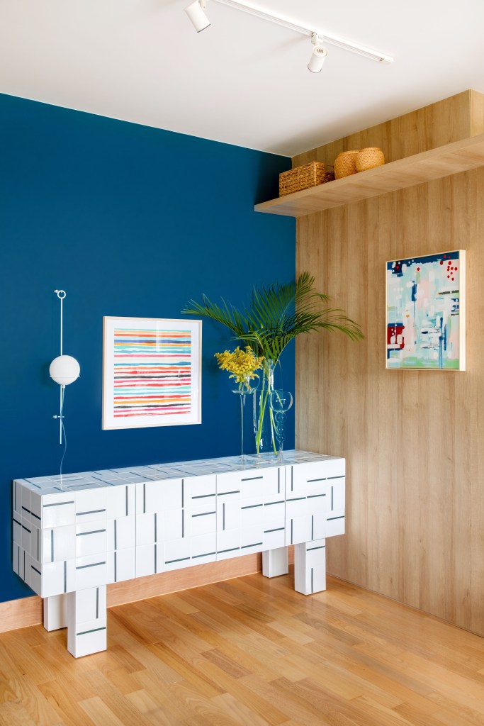 Sala com buffet revestido de azulejos; parede azul