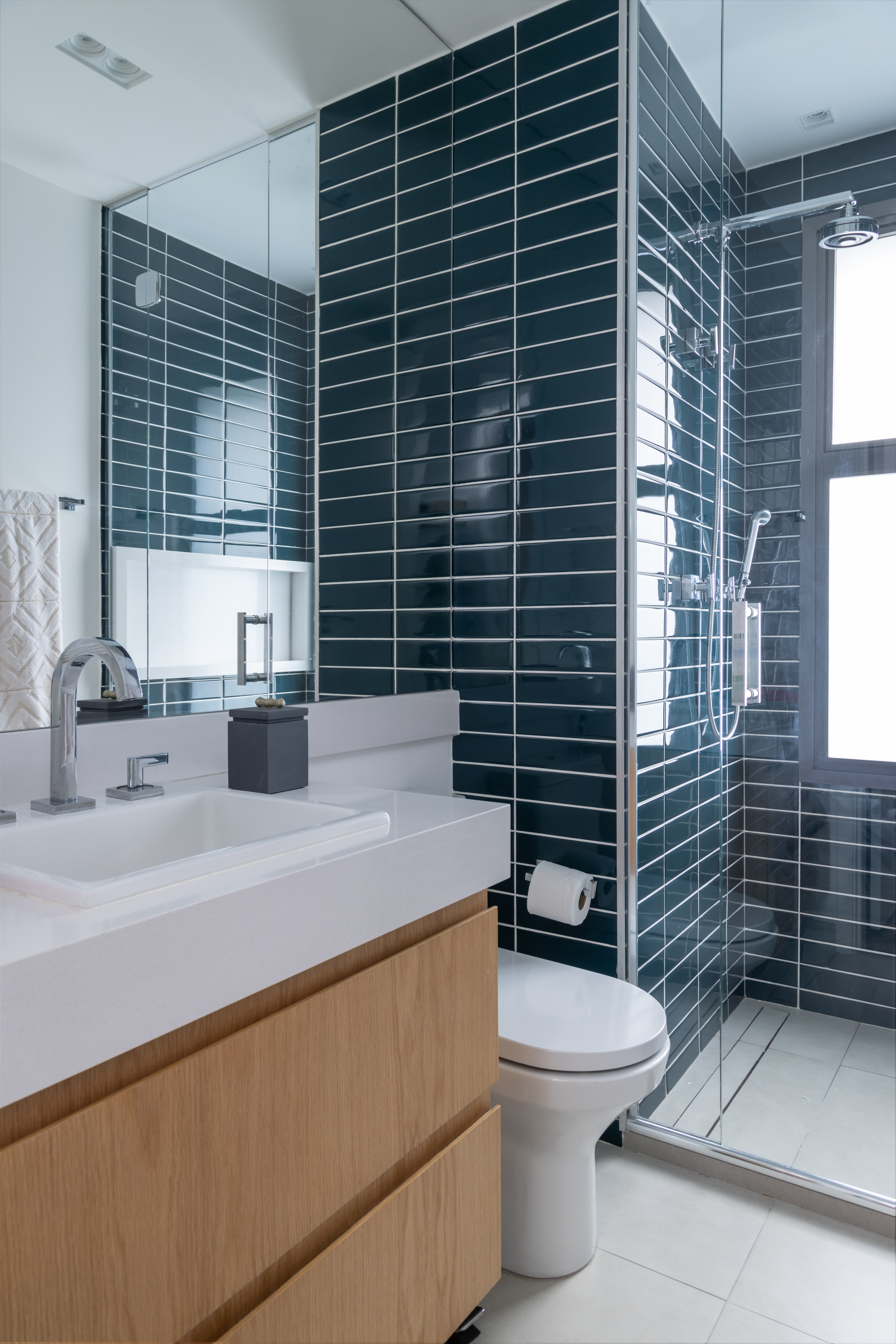 Apê 275 m2 décor rústico toques cinza SImone Si Saccab decoracao banheiro tiles box