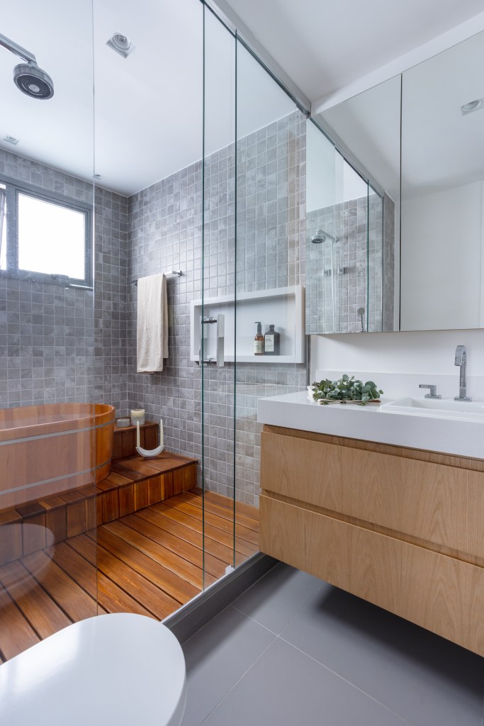 Apê 275 m2 décor rústico toques cinza SImone Si Saccab decoracao banheiro espelho ofuro deque madeira