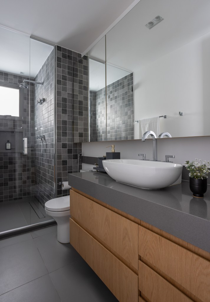 Apê 275 m2 décor rústico toques cinza SImone Si Saccab decoracao banheiro cinza tiles espelho