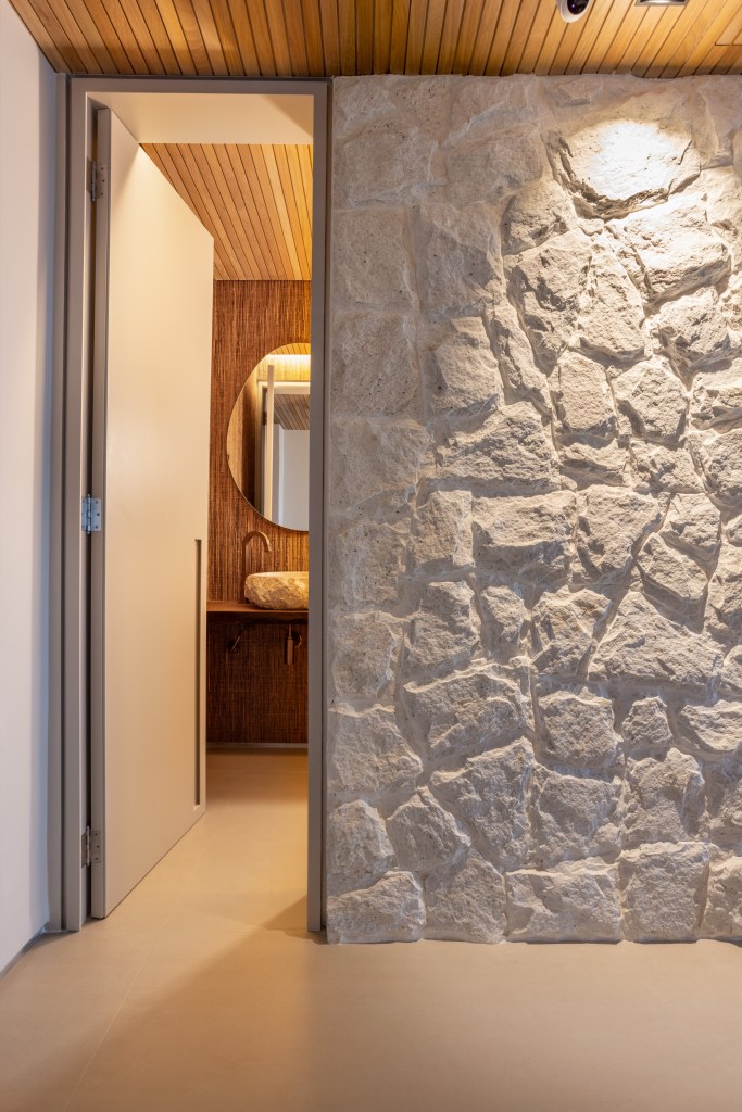 Apê 275 m2 décor rústico toques cinza SImone Si Saccab decoracao parede pedra banheiro