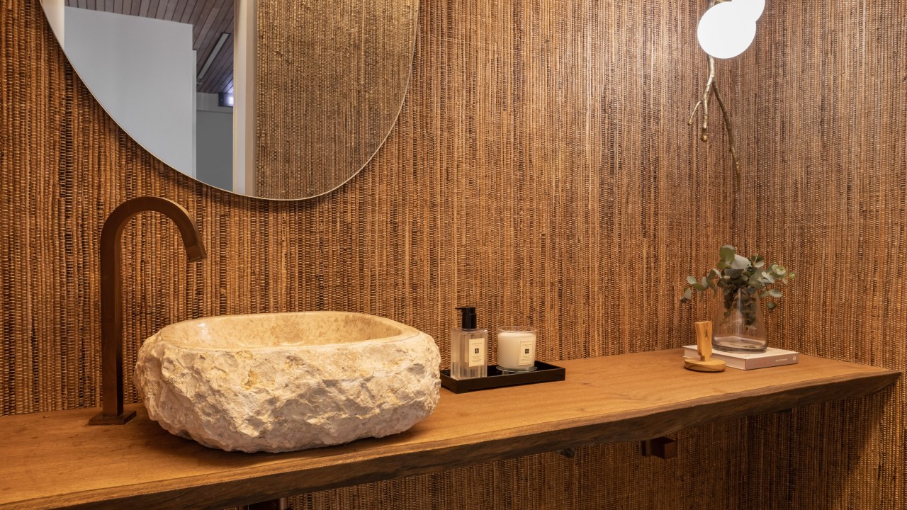 Apê 275 m2 décor rústico toques cinza SImone Si Saccab decoracao banheiro palha bananeira pedra espelho lavabo