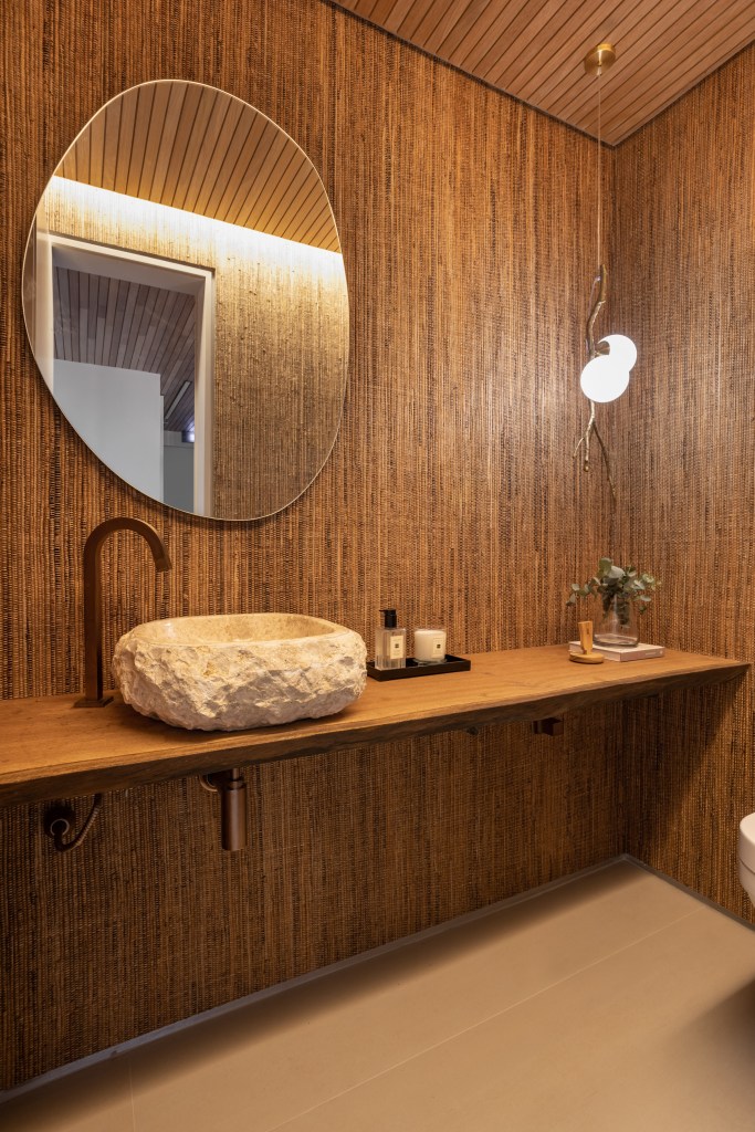 Apê 275 m2 décor rústico toques cinza SImone Si Saccab decoracao banheiro palha bananeira pedra espelho lavabo