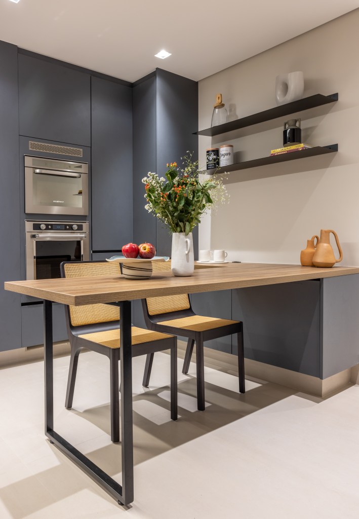 Apê 275 m2 décor rústico toques cinza SImone Si Saccab decoracao cozinha marcenaria cinza mesa cadeira