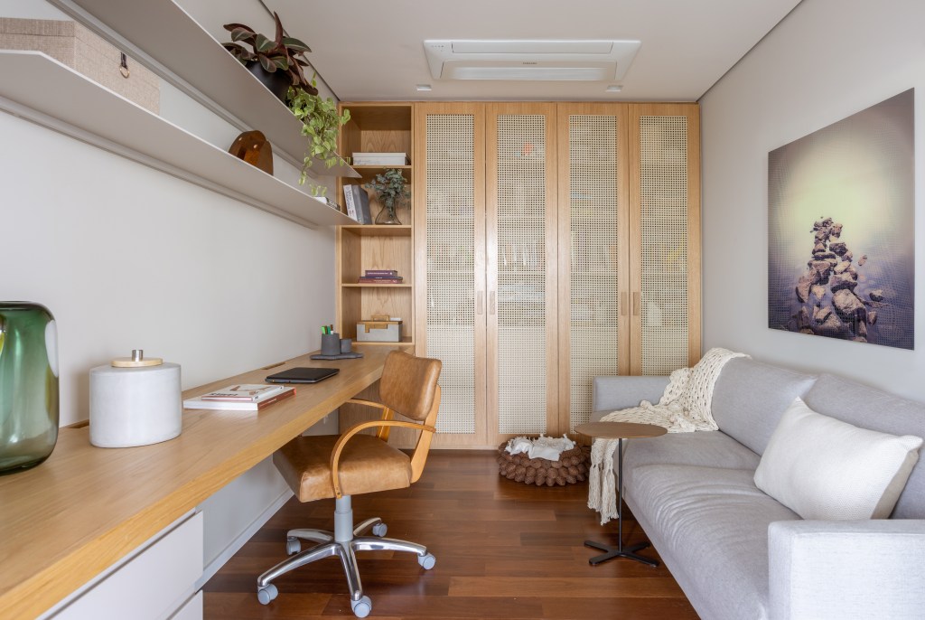 Apê 275 m2 décor rústico toques cinza SImone Si Saccab decoracao home office sofa armario mesa prateleira