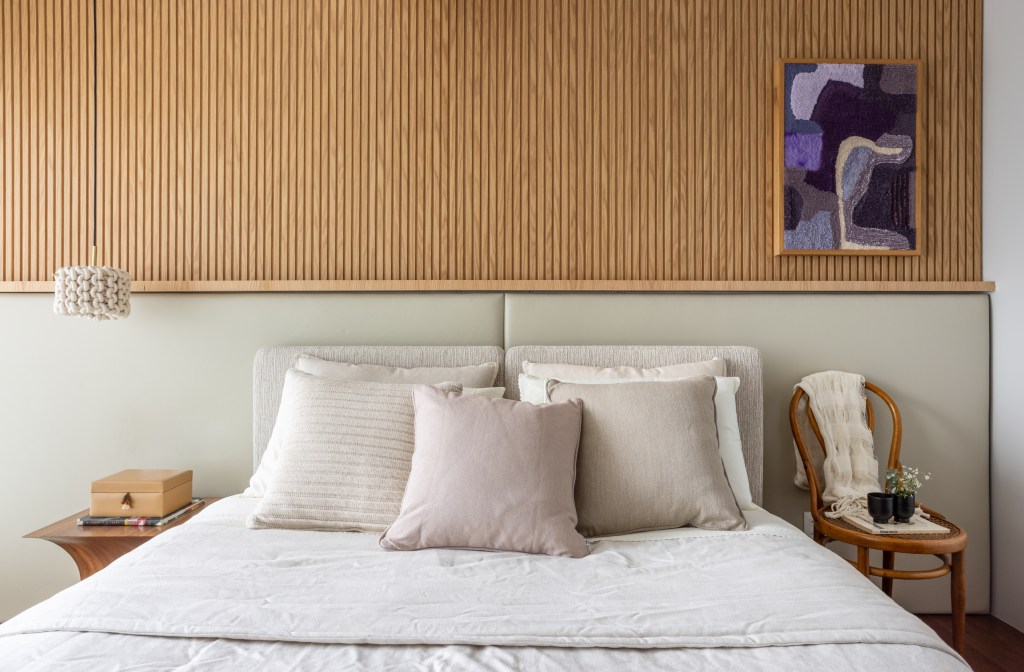 Apê 275 m2 décor rústico toques cinza SImone Si Saccab decoracao quarto casal cama cabeceira ripado quadro
