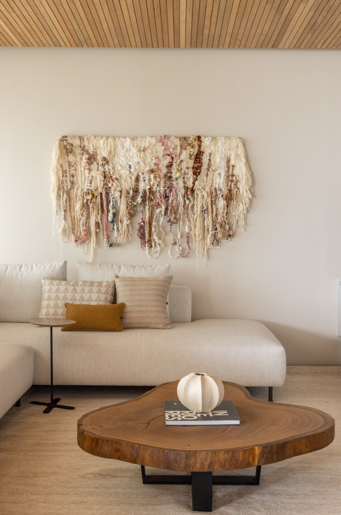 Apê 275 m2 décor rústico toques cinza SImone Si Saccab decoracao sala sofa tapecaria mesa madeira