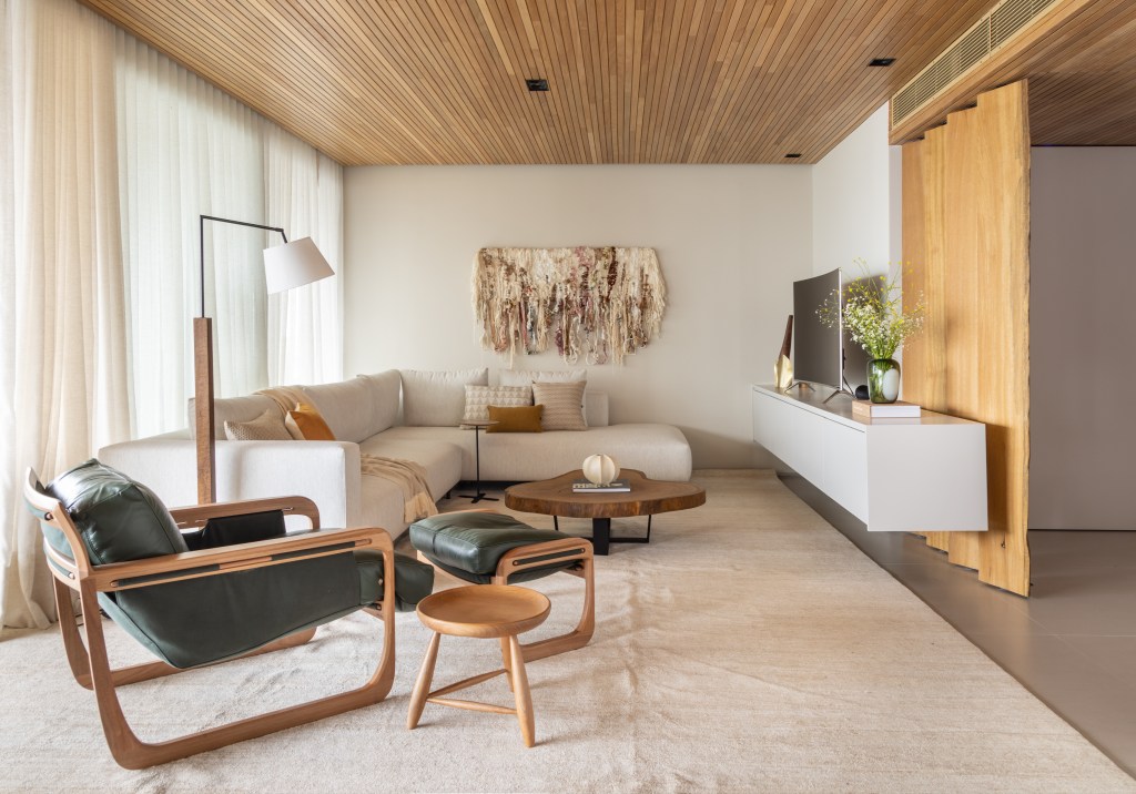Apê 275 m2 décor rústico toques cinza SImone Si Saccab decoracao sala estar sofa tapete mesa tapecaria
