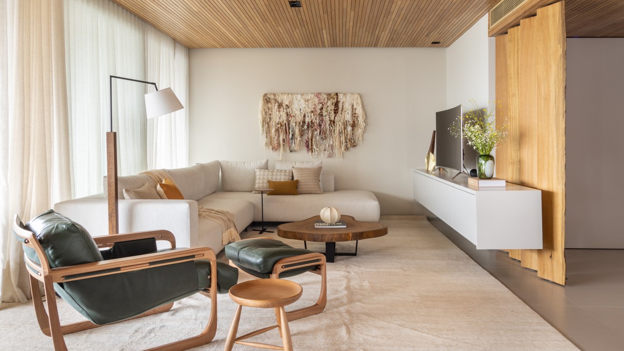Apê 275 m2 décor rústico toques cinza SImone Si Saccab decoracao sala estar sofa tapete mesa tapecaria