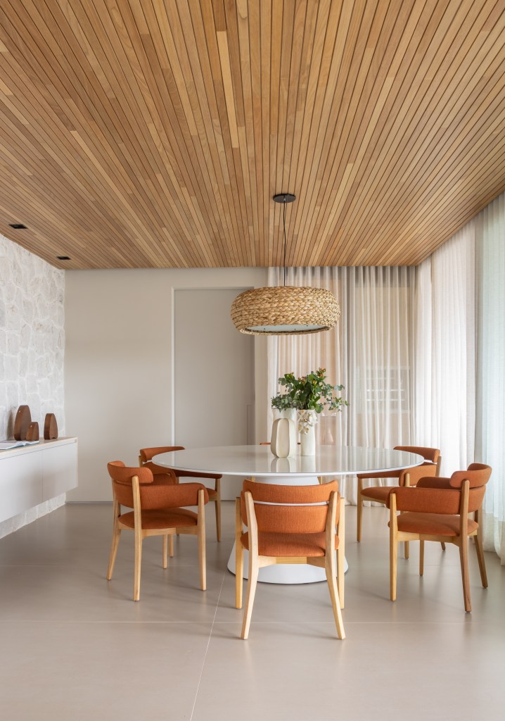 Apê 275 m2 décor rústico toques cinza SImone Si Saccab decoracao sala jantar madeira mesa cadeira