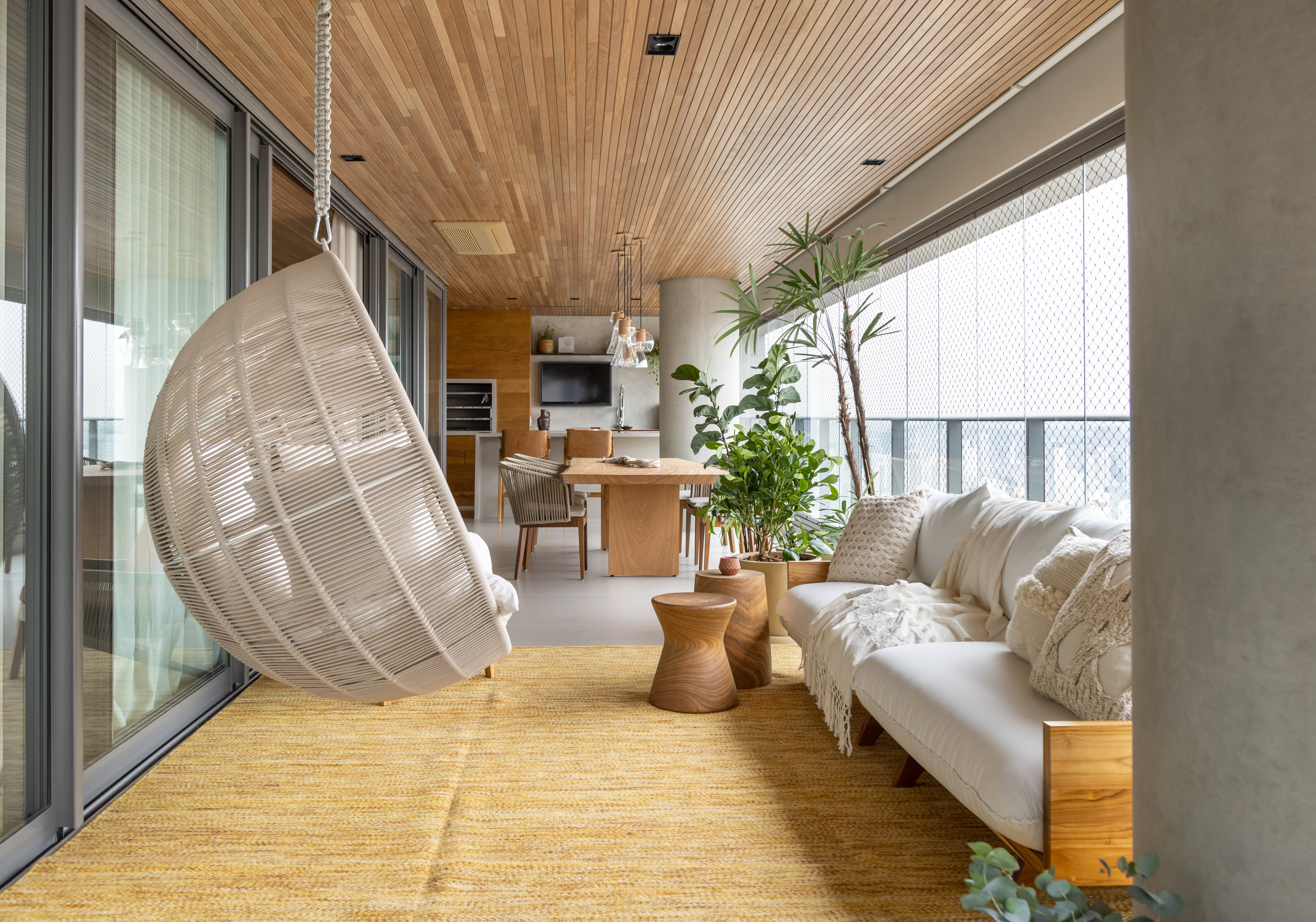Apê 275 m2 décor rústico toques cinza SImone Si Saccab decoracao varanda gourmet mesa cadeira poltrona suspensa