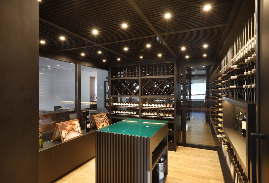 Boutique vinhos décor intimista remete residência Tm Arquitetura Adega vinhos marcenaria ripado vidro