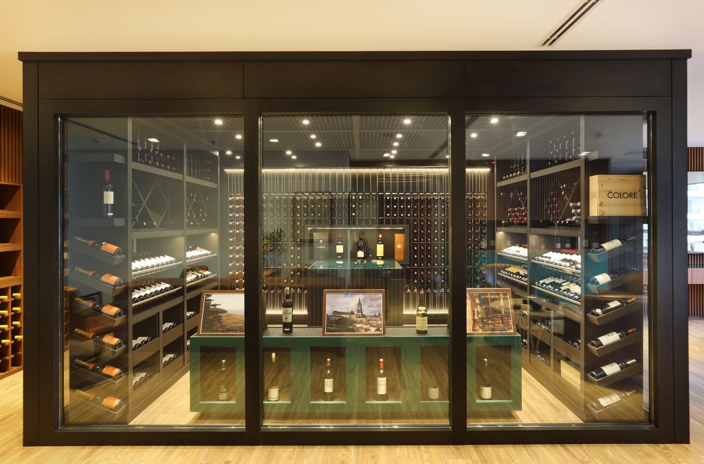 Boutique vinhos décor intimista remete residência Tm Arquitetura Adega vinhos marcenaria ripado vidro