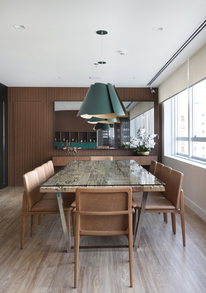 Boutique vinhos décor intimista remete residência Tm Arquitetura Adega sala jantar mesa cadeira lustre