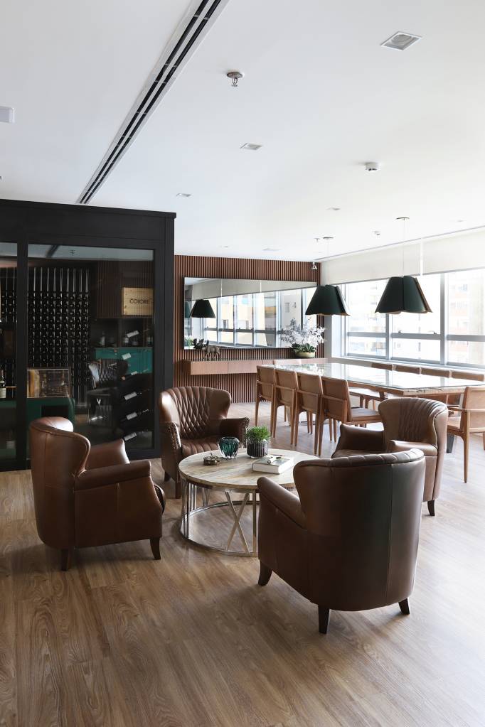 boutique-vinhos-decor-intimista-remete-residencia-tm-arquitetura-credito-mariana-orsi (4) Boutique vinhos décor intimista remete residência Tm Arquitetura Adega vinhos marcenaria ripado sofa sala