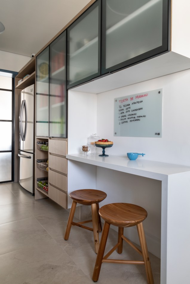 Com pouco espaço, a arquiteta Marina Carvalho encontrou no móvel planejado a solução para obter o cantinho das refeições rápidas.