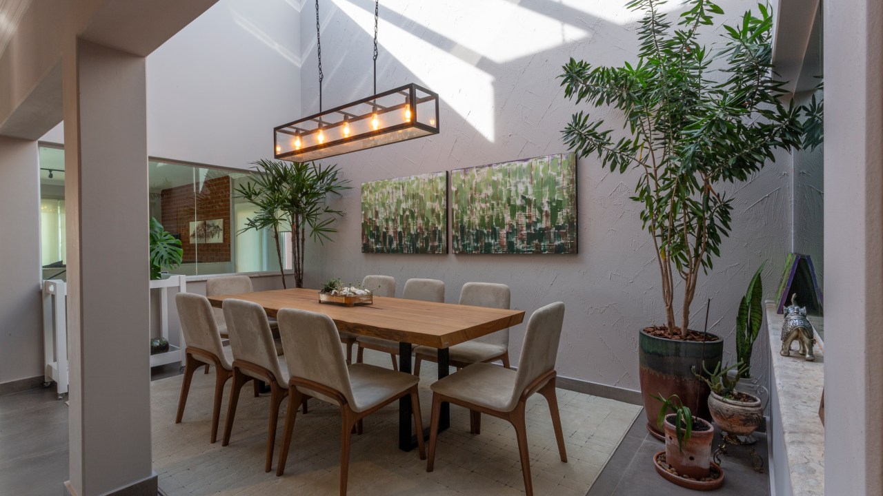 Casa 250 m2 iluminação zenital sala de jantar Inovando Arquitetura sala jantar mesa cadeira lustre corredor