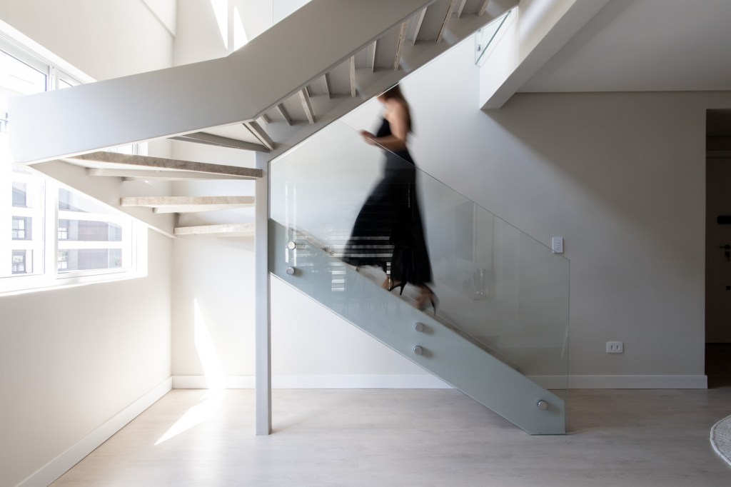 cobertura minimalista 240 m2 Tatiana Ravache Laura Ribas ARQLT Arquitetura decoracao escada