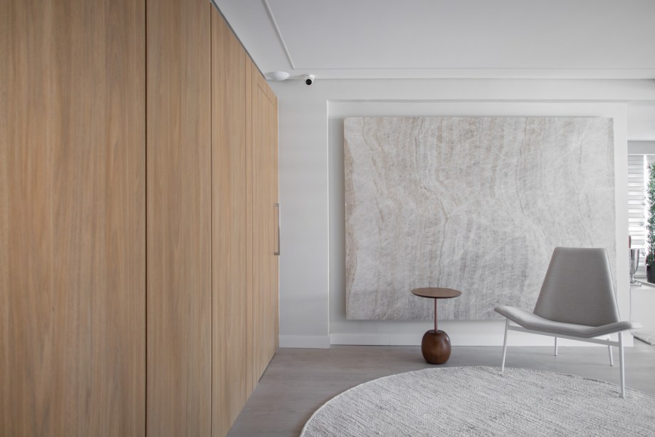 Cobertura minimalista de 240 m² em tons de cinza une conforto e tecnologia