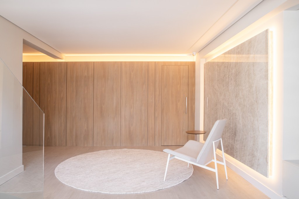 cobertura minimalista 240 m2 Tatiana Ravache Laura Ribas ARQLT Arquitetura decoracao hall marcenaria madeira poltrona tapete