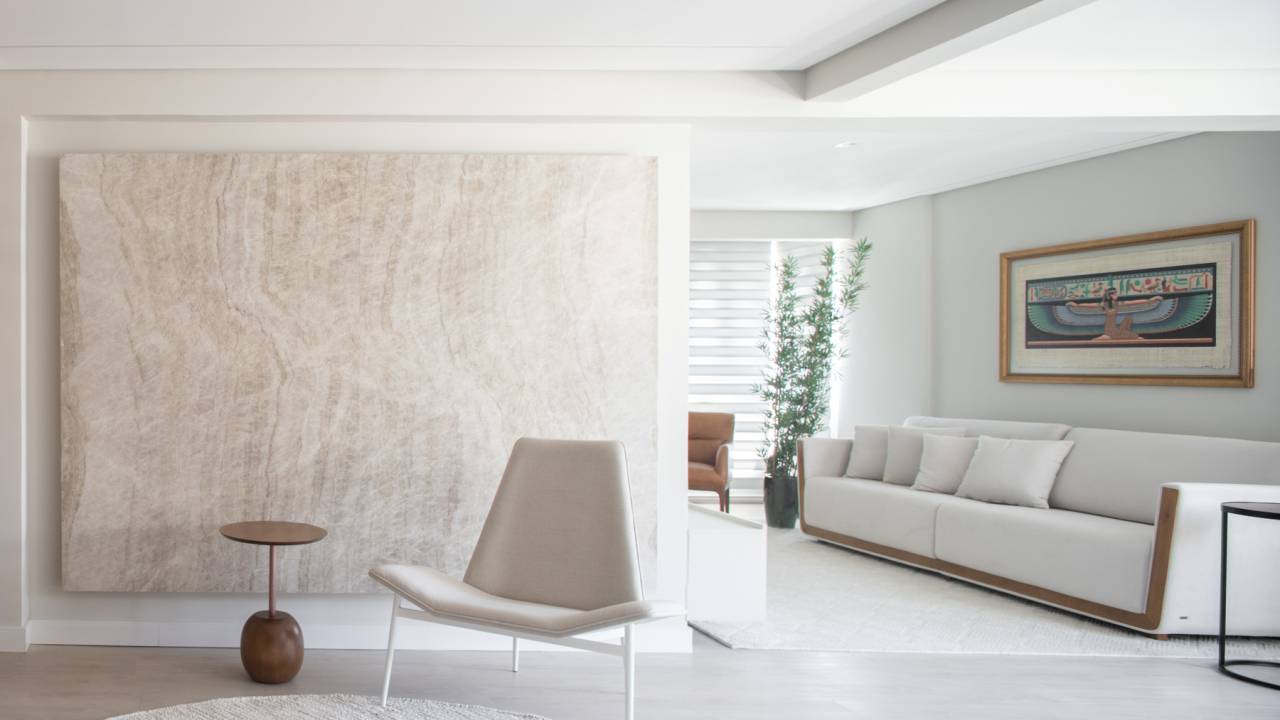 cobertura minimalista 240 m2 Tatiana Ravache Laura Ribas ARQLT Arquitetura decoracao hall marcenaria madeira poltrona tapete sala estar quadro