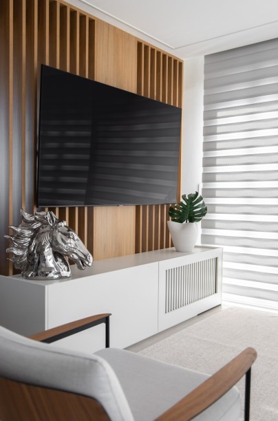 Cobertura minimalista de 240 m² em tons de cinza une conforto e tecnologia