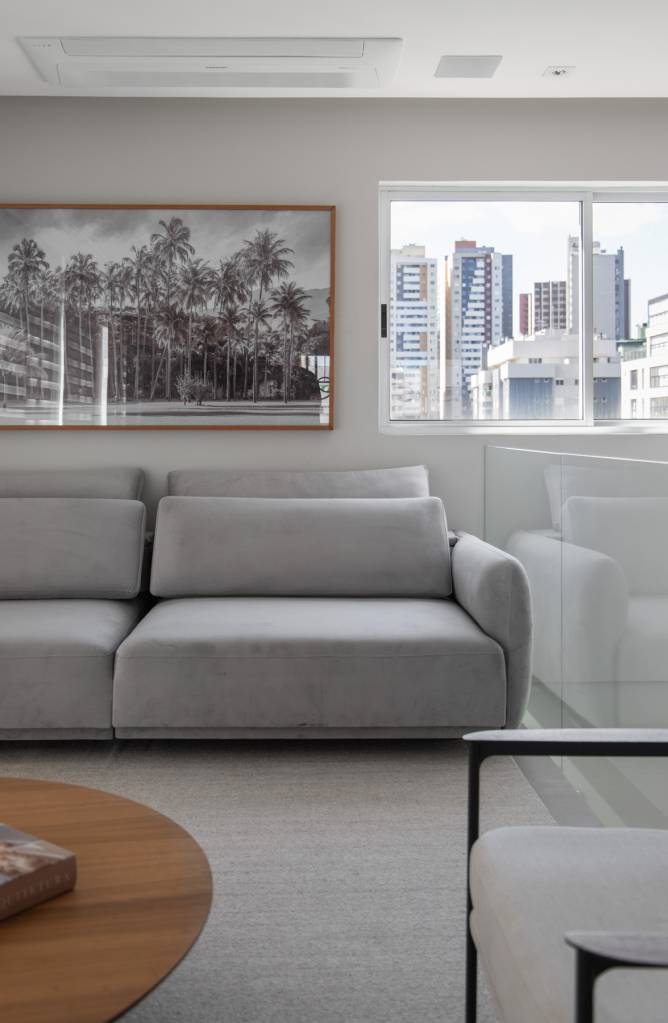 cobertura-minimalista-240-m2-tons-cinza-conforto-tecnologia-arqlt-arquitetura-sala (7) cobertura minimalista 240 m2 Tatiana Ravache Laura Ribas ARQLT Arquitetura decoracao sala estar sofa quadro