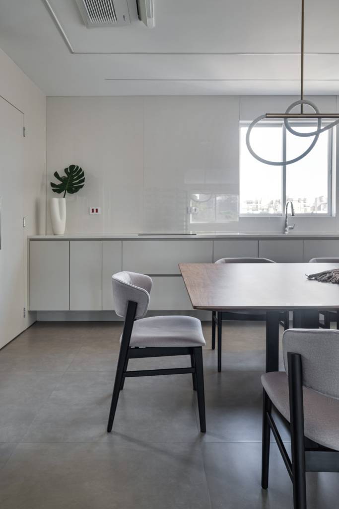 cobertura-minimalista-240-m2-tons-cinza-conforto-tecnologia-arqlt-arquitetura-sala-jantar (13) cobertura minimalista 240 m2 Tatiana Ravache Laura Ribas ARQLT Arquitetura decoracao cozinha mesa cadeira luminaria