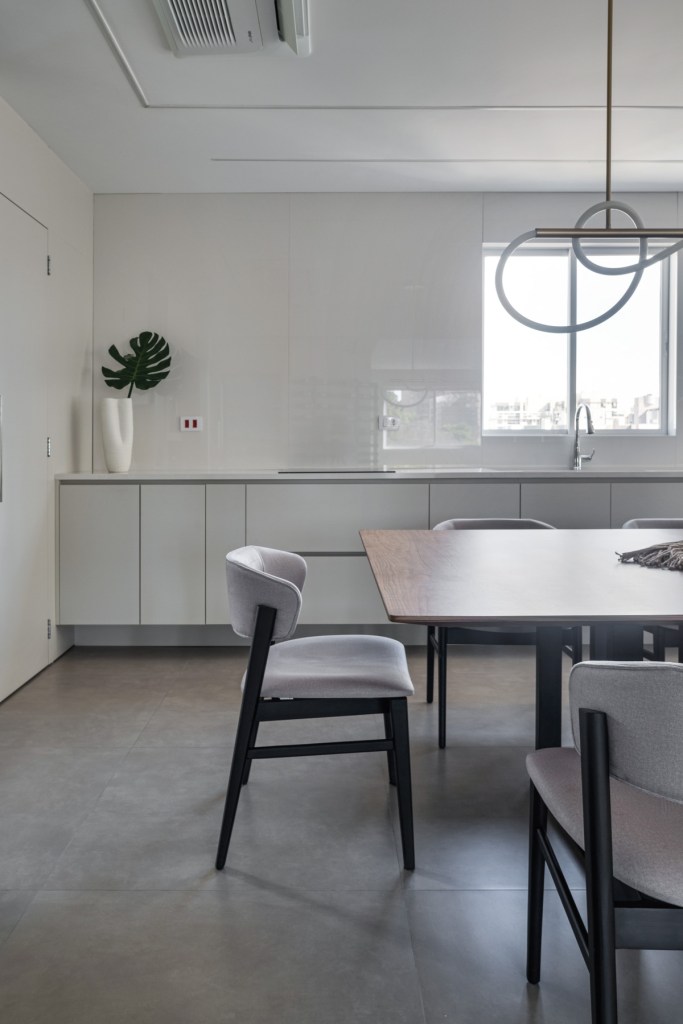 cobertura minimalista 240 m2 Tatiana Ravache Laura Ribas ARQLT Arquitetura decoracao cozinha mesa cadeira luminaria