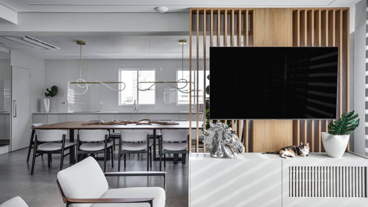 cobertura minimalista 240 m2 Tatiana Ravache Laura Ribas ARQLT Arquitetura decoracao sala estar tv jantar mesa marcenaria