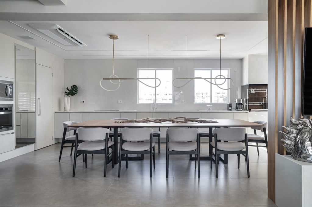 cobertura minimalista 240 m2 Tatiana Ravache Laura Ribas ARQLT Arquitetura decoracao cozinha mesa cadeira luminaria jantar