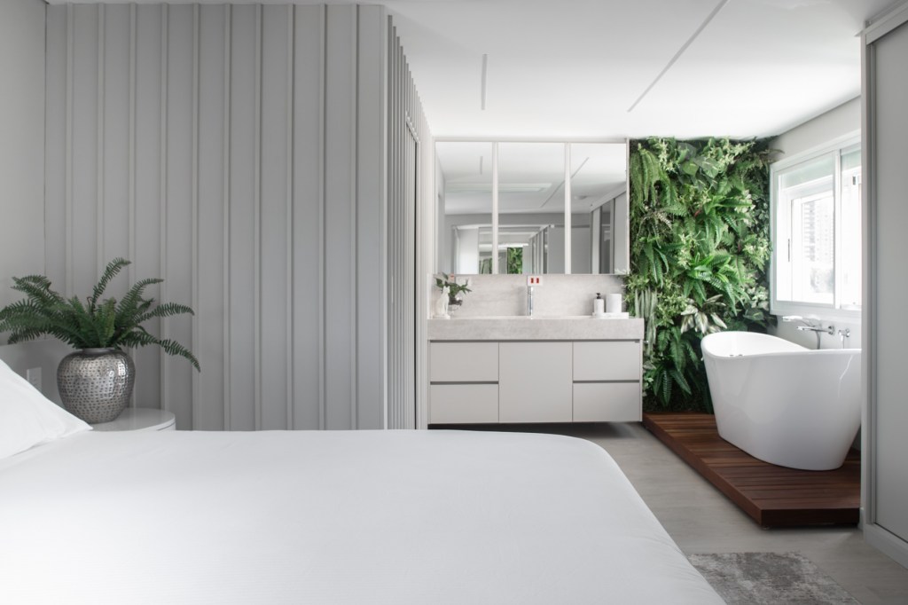 cobertura minimalista 240 m2 Tatiana Ravache Laura Ribas ARQLT Arquitetura decoracao banheiro suite banheira banheiro jardim vertical