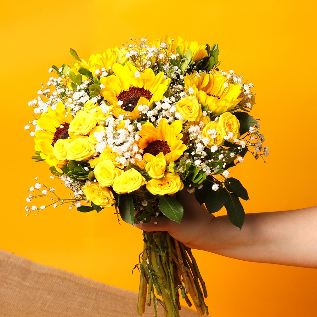 Buquê de girassóis e flores amarelas.