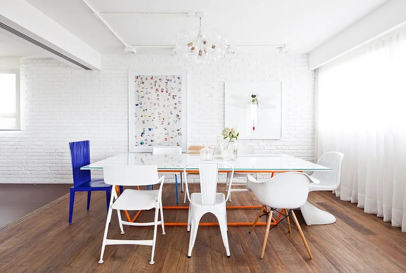 Sala de jantar branca com composição de cadeiras brancas