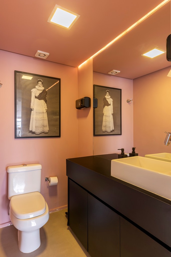 escritório instagramável Steal the Look Ana Rozenblit banheiro quadro rosa