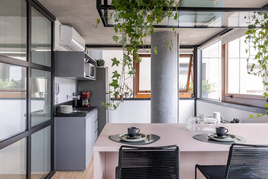 escritório instagramável Steal the Look Ana Rozenblit cozinha bancada rosa cadeira prateleira decoracao