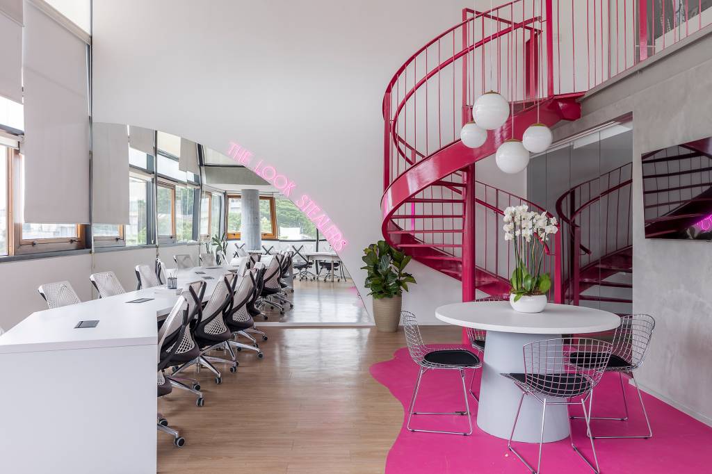 escritório instagramável Steal the Look Ana Rozenblit sala mesa cadeira escada madeira