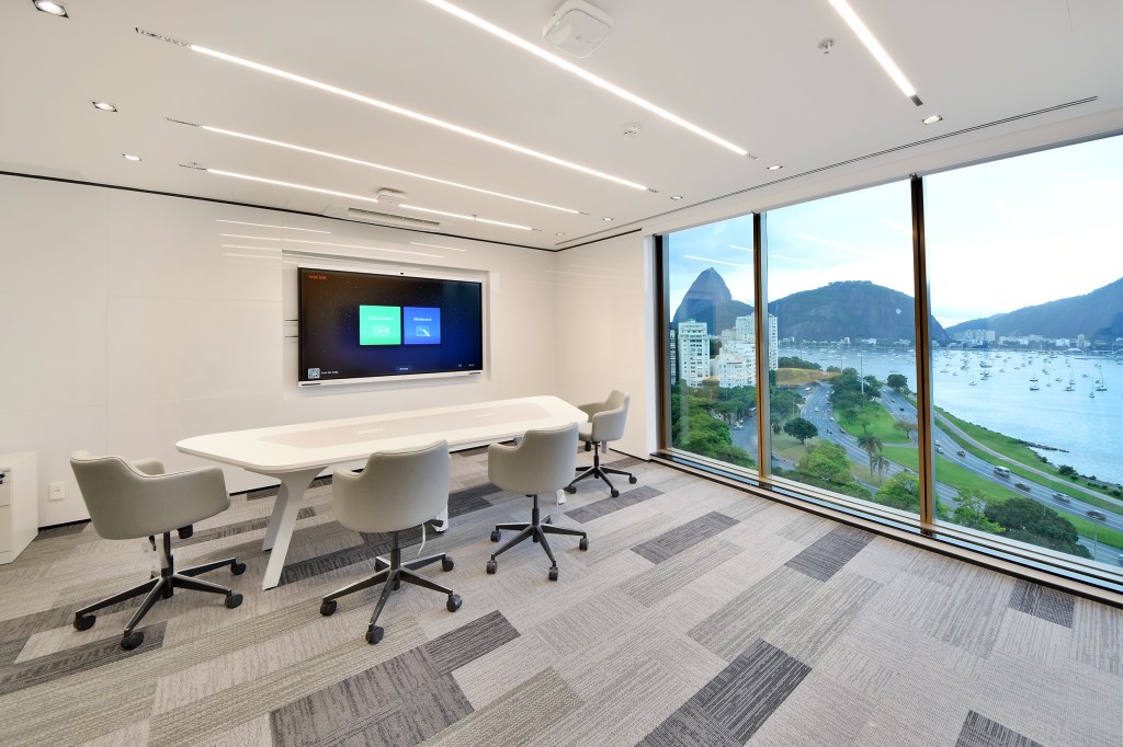Conheça o escritório da Huawei no Rio de Janeiro. Projeto do escritório Starq.